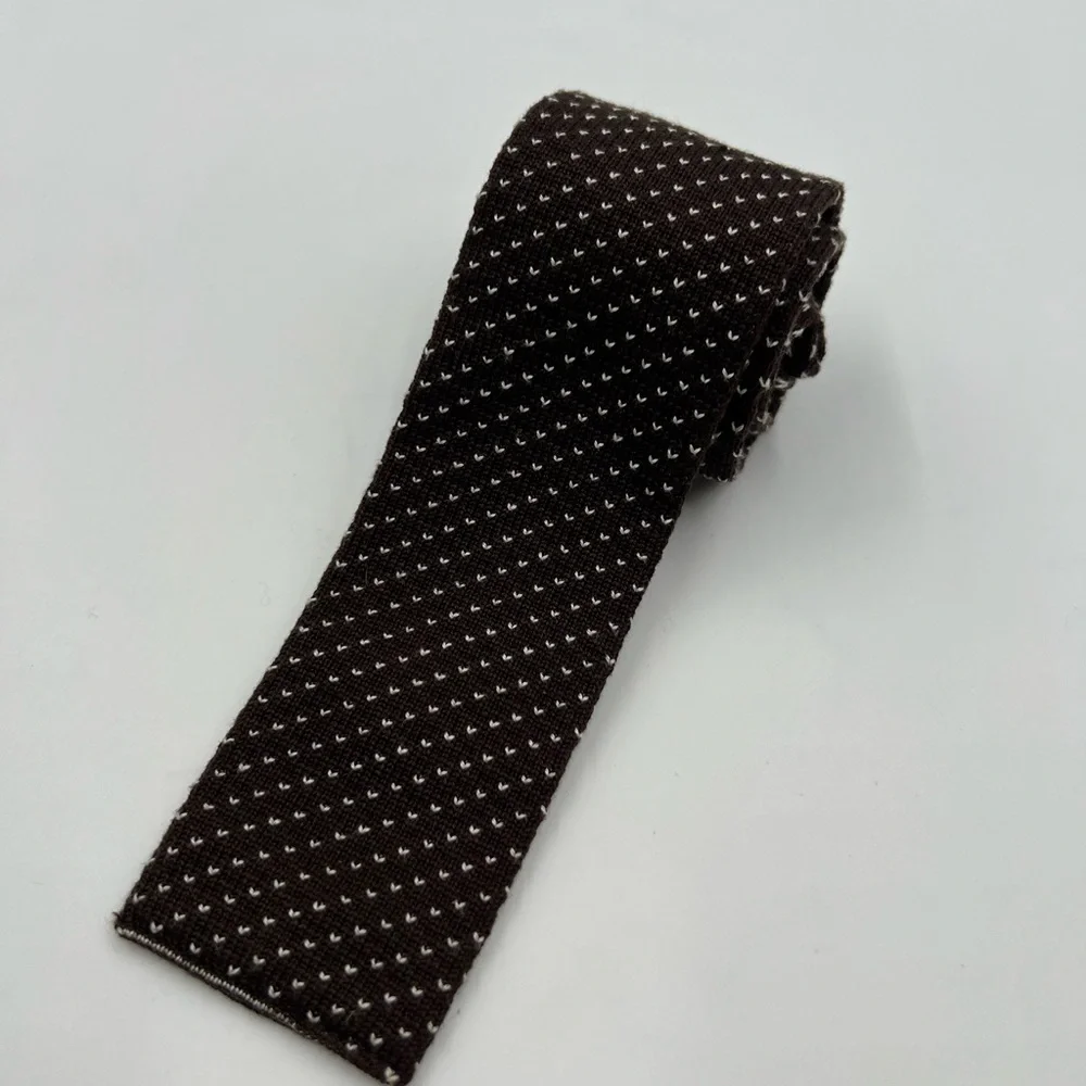 Men’s VTG Wembley fabric square‎ tip tie. Brown and cream 2.25”x52”.
